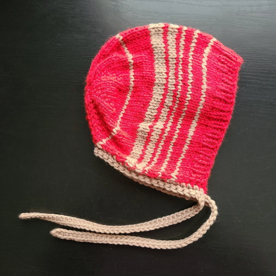 Elegante gorro tejido para bebé niña en rojo y beige - hecho a mano para cuties de 6-9 meses Foto 4 de 4