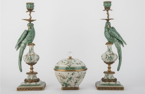 Par de candelabros de porcelana y bronce de loro verde estilo antiguo - Imagen 4 de 4