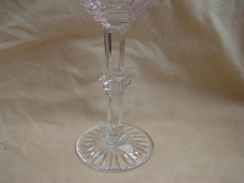 SAINT LOUIS, TRIANON,FRENCH FUSCHIA CUT TO CLEAR CRYSTAL WINE GLASS,SIGNED. - Picture 6 of 12