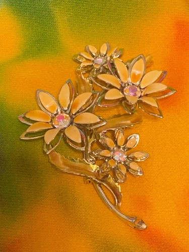 Vintage Daisy Bouquet Flower Brooch with Rhinestones signed Cora - Picture 8 of 8