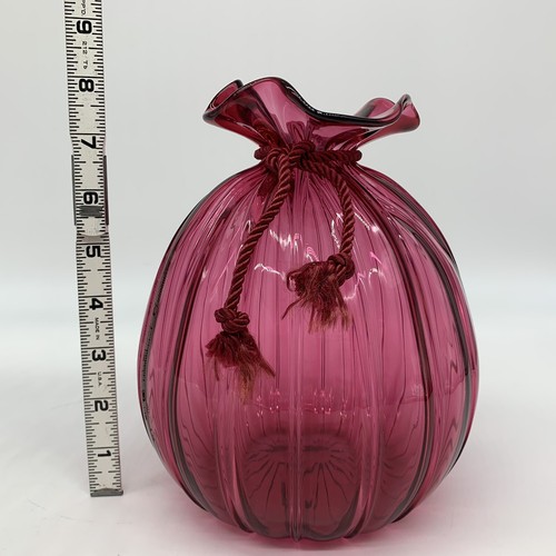 Vintage 1970er Jahre handgefertigte Pilgrim Art Cranberry Glas 8 Zoll gerippter Sack Tasche Vase - schnurgebunden - Bild 14 von 14