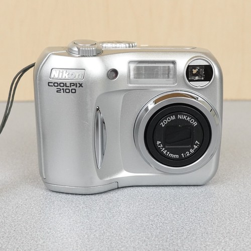Nikon Coolpix 2100 Digital Camera 2.0MP Silver FOR PARTS OR REPAIR