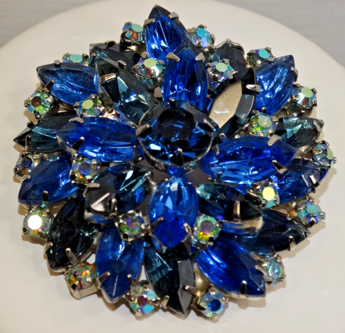 A22 VINTAGE STRASS BROSCHE DUNKELBLAU & AB STEINE UNSIGNIERT SILBERFARBENE KRAPPE - Bild 1 von 4