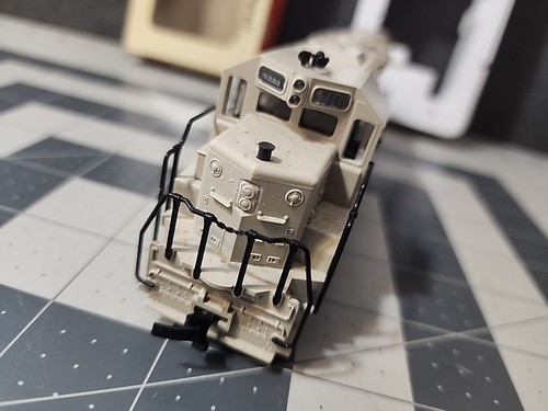 HO scale Con-Cor #85710 “Undecorated” GP38 Diesel Locomotive READ - Picture 16 of 20
