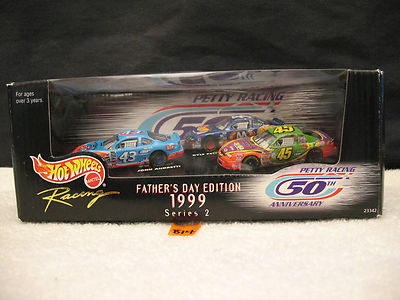 ホットウィール ナスカー PETTY RACING ファーザーズデイエディション A1 NASCAR Hot Wheels Petty Racing 50th Anniversary 3 Car Set