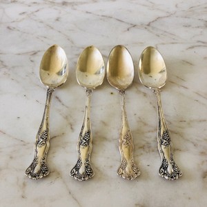 Set-of-4-Vintage-1847-ROGERS-BROS-Grapes-XS-Triple-Silver-Plate-Tea-Spoons