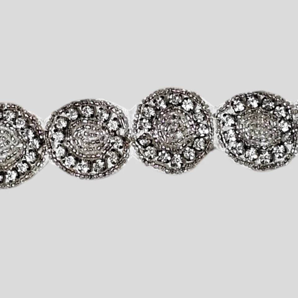 Diadema adornada gran aleta Gatsby blanca plateada con pedrería Foto 3 de 4