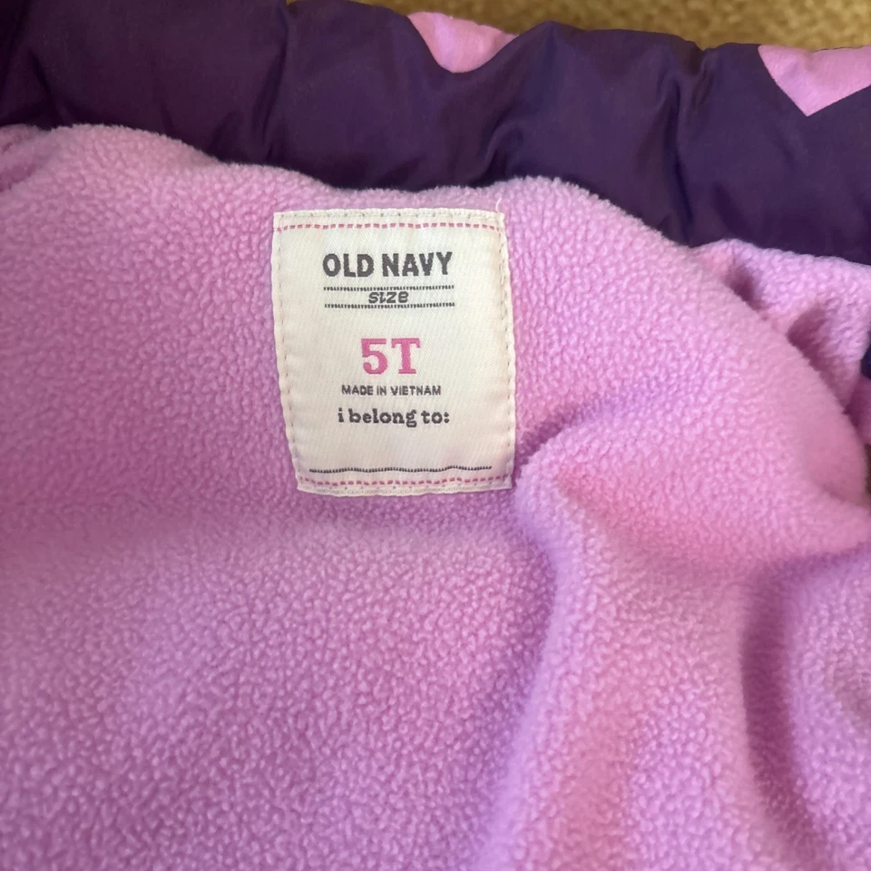 Colete acolchoado Old Navy para meninas 5T, roxo com corações rosa - Imagem 3 de 4
