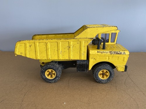 Vintage Mighty Tonka Dump Truck Yellow Pressed Steel Black Tires #2900 - Picture 2 of 9