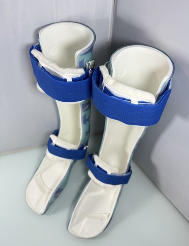 Coppia bretelle gambe bambini Cascade AFO - sinistra e destra - blu bianco squali grafica EUC - Foto 4 di 16