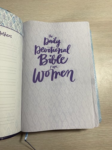 NKJV Daily Devotional Bible for Women Purple Blue Imitation Leather LeatherTouch - Picture 8 of 17