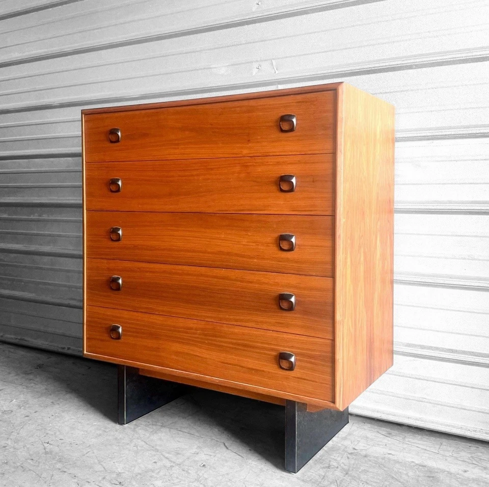 MCM Brutalist Danesa Teca Cómoda Alta o Alta Mediados de Siglo Moderna Almacenamiento Foto 2 de 4