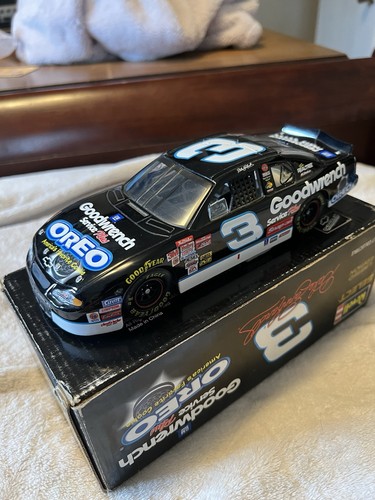 Dale Earnhardt 2001 Oreo GM Goodwrench Monte Carlo Revell 1/24 Diecast - Picture 4 of 7