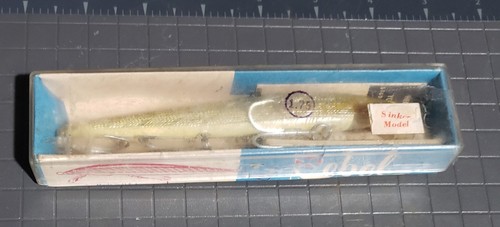 Señuelo de pesca rebelde vintage Minnow dorado negro, con caja de bandera original de 5 1/2 pulgadas - Imagen 5 de 5