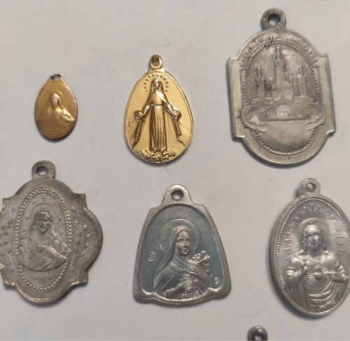 Lot de 15 petites médailles religieuses anciennes / vintages (B) - Imagen 5 de 10