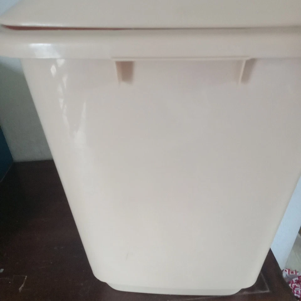 Cesto de lavanderia vintage retrô Rubbermaid 2787 flor de tulipa bege com tampa - Imagem 4 de 4