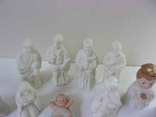 Vintage HomcWhite Bisque Porcelain 19 Piece Nativity Scene - Picture 4 of 24