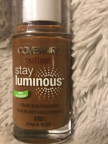 COVERGIRL Outlast Stay fondotinta luminoso naturale luminoso 875 zibellino morbido - Foto 2 di 3