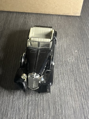 1932 Chrysler 1/32 1932 CHRYSLER LEBARON DIECAST MODEL CAR - Picture 2 of 3