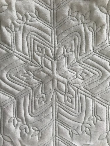 NEW  Tahari HOME~ Set Of 4 White Velvet Snowflake ~ Placemats ~ HOLIDAY - Picture 3 of 3