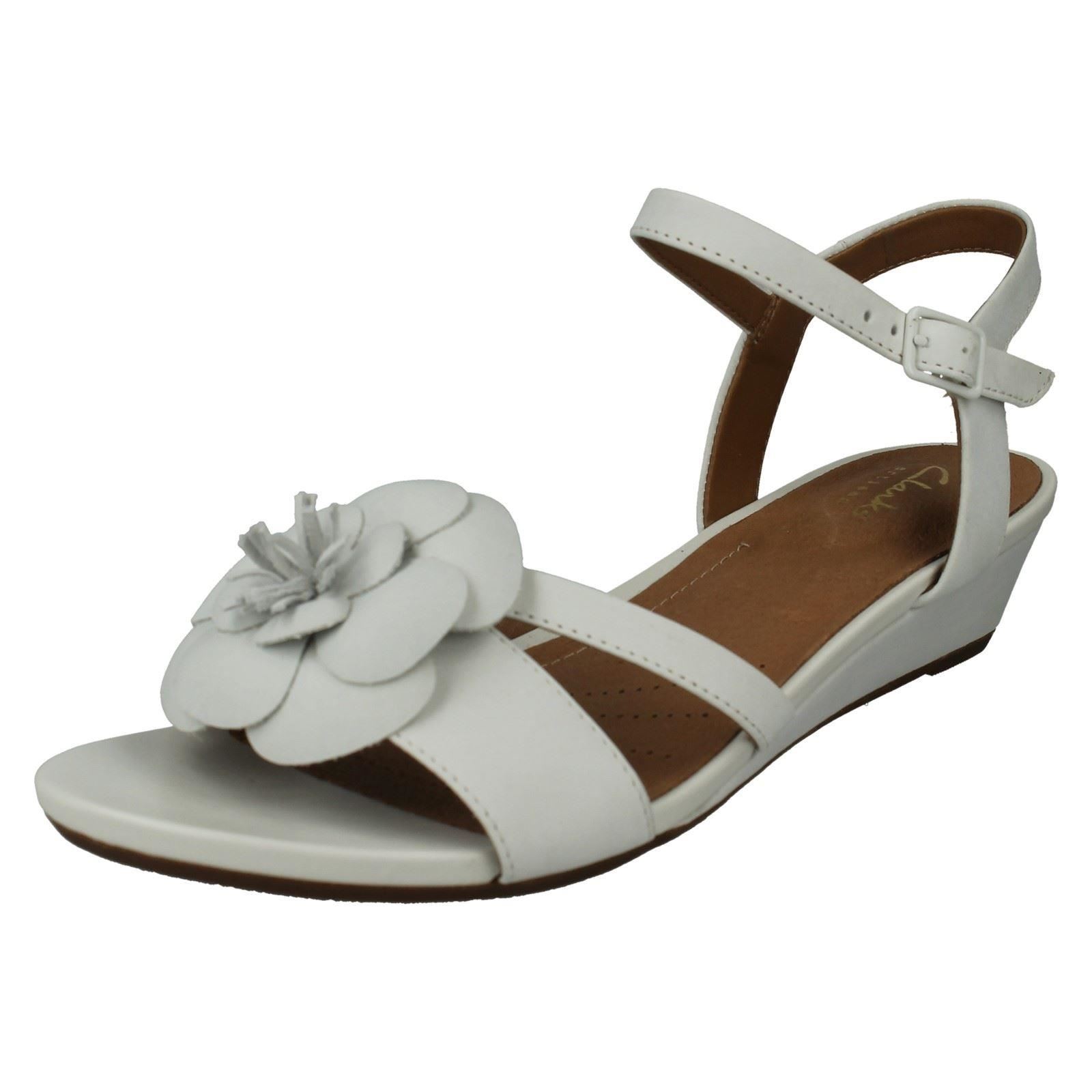 Damen Schuhe Clarks Nubukleder niedriger Keilabsatz Blumenmuster SommerSandale Schuhe Damen 9f8e3e Damen Schuhe Clarks Nubukleder niedriger Keilabsatz Blumenmuster SommerSandale Schuhe Damen 9f8e3e