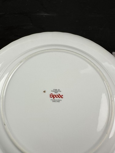 2 x Spode Fleur De Lys Red Y7481 Scalloped Dinner Plates Plate 27.5 cm Wide Set - Picture 7 of 7