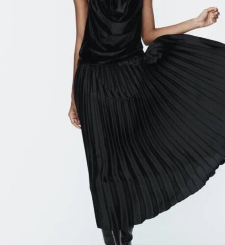 Falda midi Zara efecto satinado negra plisada con cremallera lateral talla XS NUEVA CON ETIQUETAS - Imagen 3 de 13