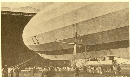 Postcard Early View of Soldiers grounding Marine-Luftschiff Zeppelin, Germany . - Picture 1 of 2