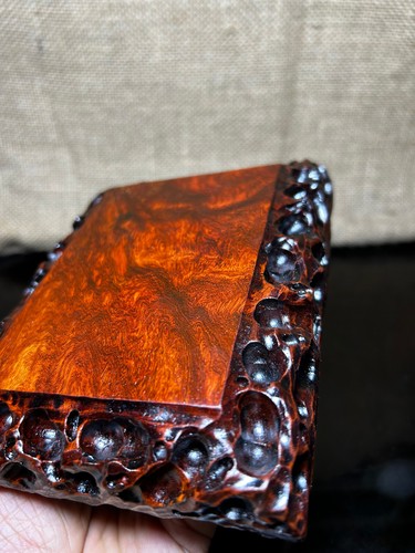 Supporto in legno realizzato in Padauk, motivo scultura fatto a mano misura 6" - Foto 9 di 10