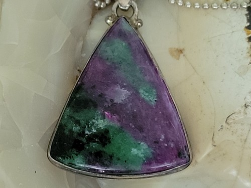 Rubí con borde de plata de ley en colgante triangular de zoisita en una cadena de bolas 925 - Imagen 6 de 18