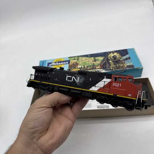 Athearn Ho 4922, C44-9W locomotive kit, Canadian National #2521 - Picture 10 of 14