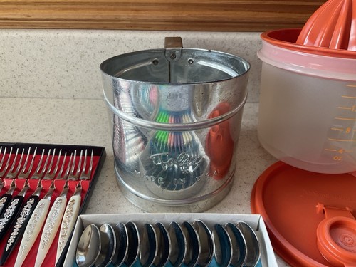Huge Vtg Kitchen Tools Lot Tupperware Sifter Chopper Hors d’oeuvre Utensils +++ - Picture 3 of 24