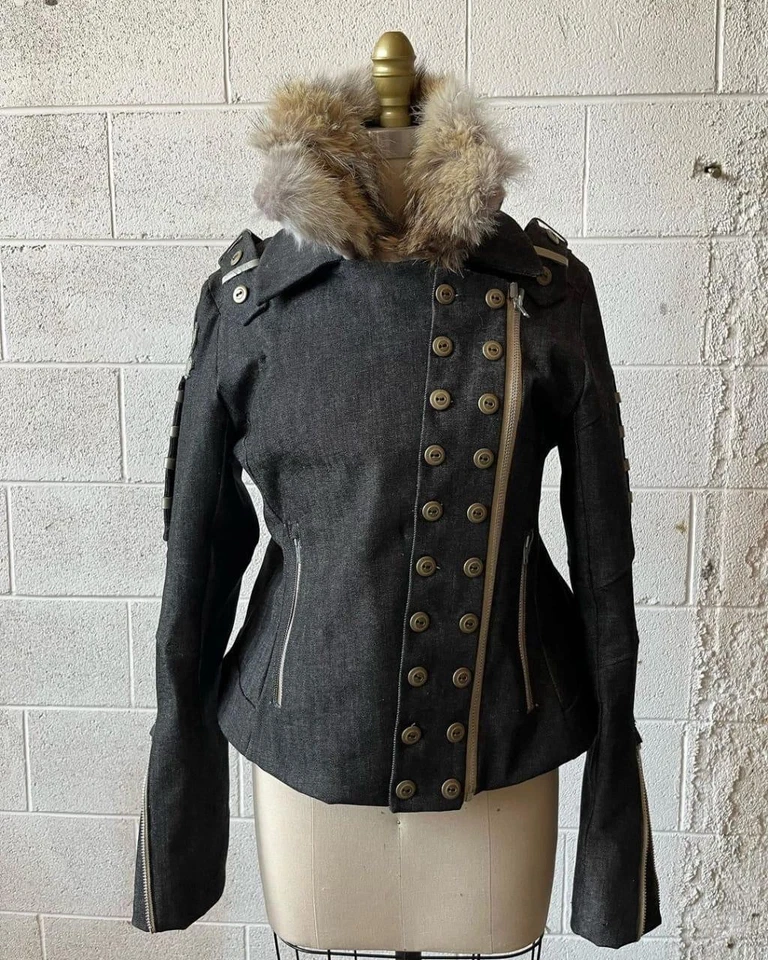 Chaqueta vaquera calavera con cuello de piel sintética - Abrigo vaquero negro estilo motociclista gótico Foto 2 de 4