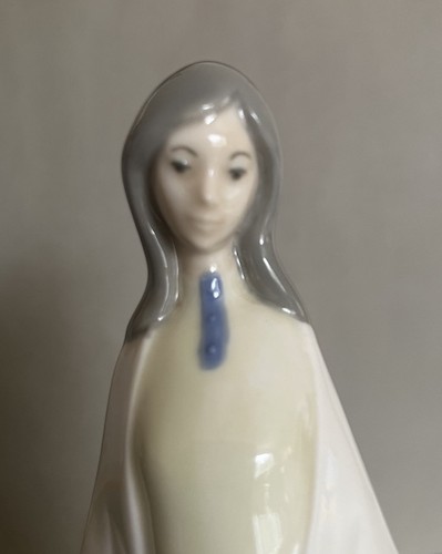 Rex Valencia Vintage Porcelain Figurine Hand Made in Spain 9” Woman In Shawl - Picture 5 of 6