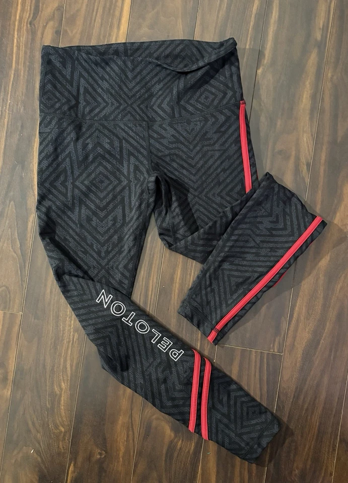 Leggings geométricos negros Peloton Vimmia con ribete a rayas rojas para mujer talla grande” Foto 3 de 4
