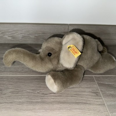 Steiff kleiner Freund Elefant Trampili liegend 280054 30cm mit Knopf und Fahne