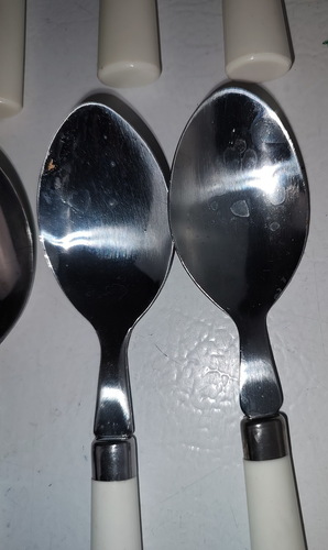 Cubiertos vintage de acero inoxidable con mango de plástico blanco 32 piezas. Taiwán Usado - Imagen 7 de 8