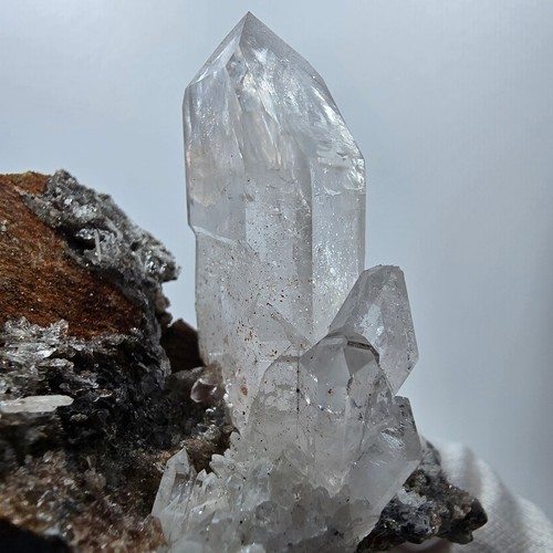 Hämatit Phantom Rauchquarz, UV Calcit auf Matrix Valentine Pocket Gob. Namibia - Bild 10 von 13