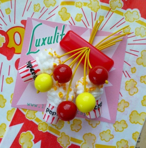 Luxulite Kinobesucher Popcorn Brosche EUC