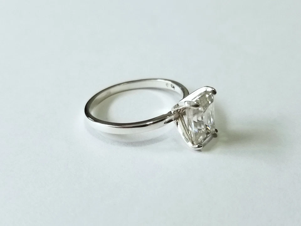 Anel solitário corte esmeralda moissanita 1,75 quilates (Charles & Colvard) - Imagem 2 de 4