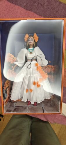 Bambola Barbie x Kris Goyri Día De Muertos Etichetta Gold Label Edizione Limita - Foto 6 di 24