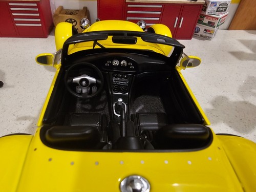 Autoart 1:18 Scale Die-cast Car Panoz AIV Roadster Yellow - Picture 9 of 18