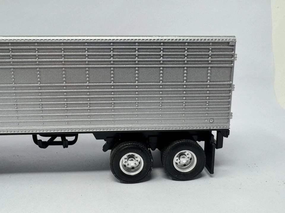 New-Ray Green 1953 Mack B-61 Semi Tractor Trailer Truck 1:43 - Image 4 of 4