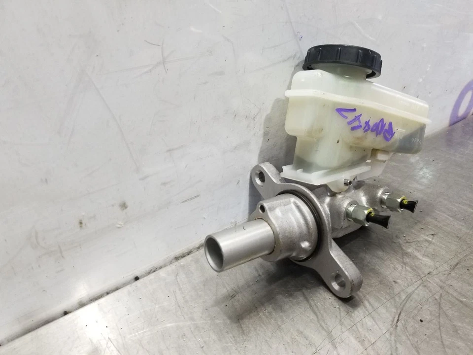 Nissan 370Z 2013 cilindro maestro de freno de 3,7 L 13 Foto 3 de 4