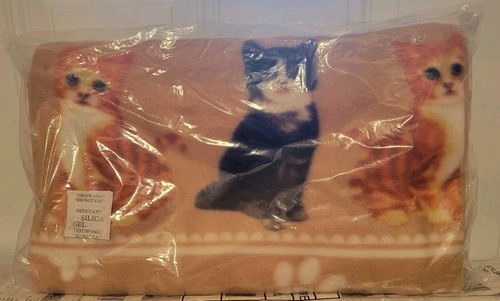 Realistic Cat Cuddle Wrap Blanket Approx  60x67"  Tan Cats Paws New In Packaging - Picture 4 of 5
