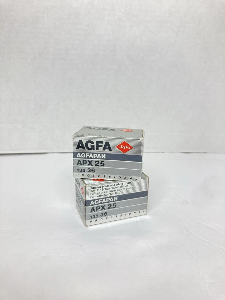 2 rollos de película Agfa APX 25 35 mm blanco y negro 36 exposiciones - caducado 07/1994 Foto 3 de 4