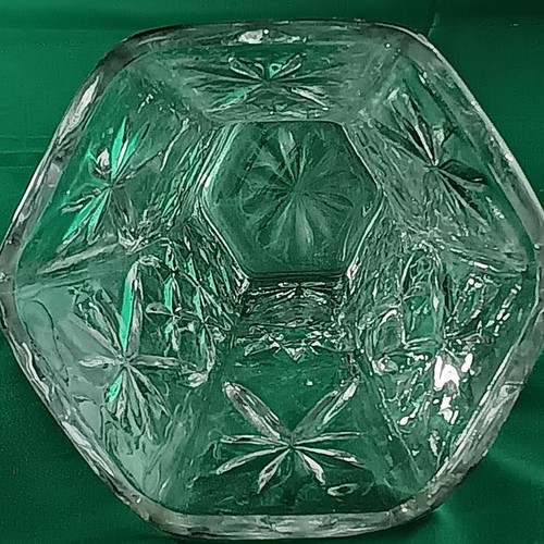 Jarrón vintage de vidrio prensado Starburst - 81/2" de alto - diseño geométrico de borde festoneado - Imagen 5 de 9