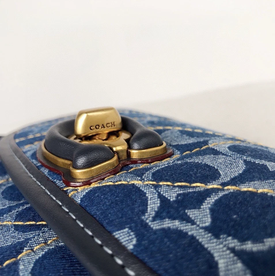 Nuevo con etiquetas Bolso de hombro Madison almohada para mujer 18 Signature Denim acolchado Outlet Foto 3 de 4