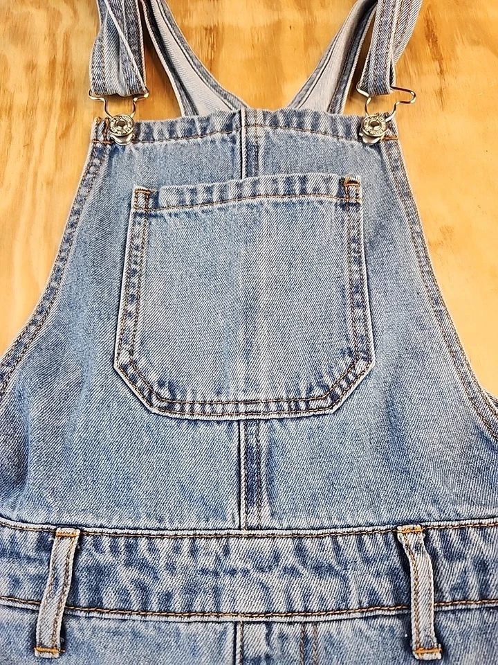 Женский комбинезон Forever 21 из синей джинсовой ткани с вышивкой розой нагрудник размер 24 сужающийся - Изображение 3 из 4