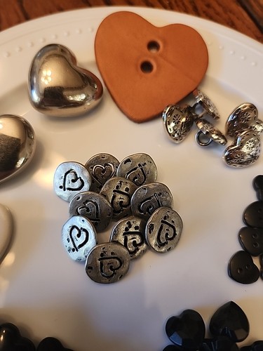 6 Different Style & Sizes Heart Buttons - Picture 4 of 5